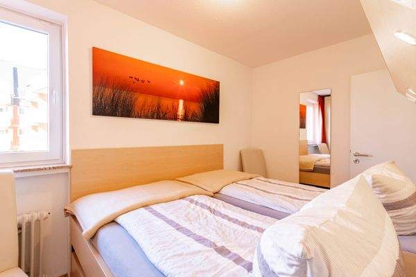 Schlafzimmer mit zwei Zugangstüren