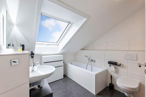 Bad mit Tageslicht Badewann und begehbarer Dusche