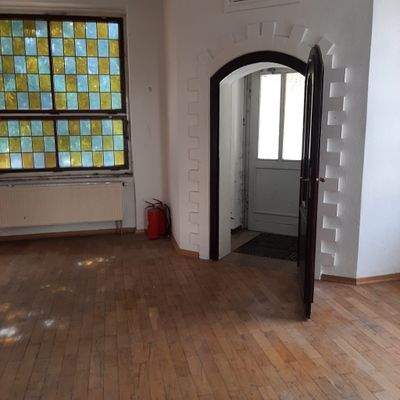 Wohnraum mit Buntglasfenster