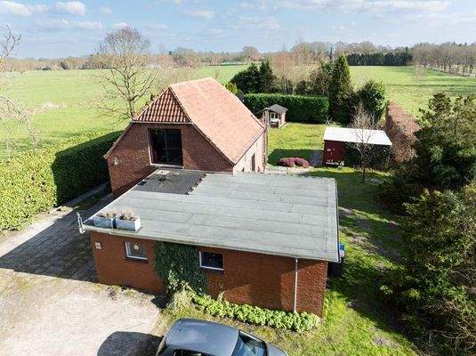 mit Anbau und Stellplätzen