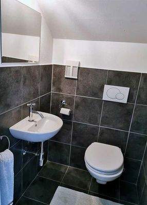 WC mit Waschbecken im DG