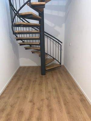 Treppe zwischen den Etagen