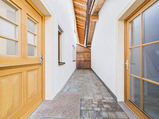 Hauseingang (links) / Eingang zur Garage (rechts)