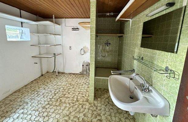 viel Platz u. sep Dusche nach der Gartenarbeit