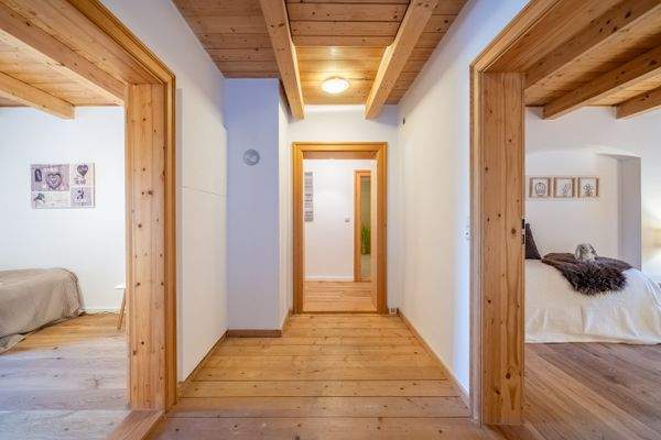 Diele Obergeschoss Richtung Bad und beide Schlafzimmer Nord