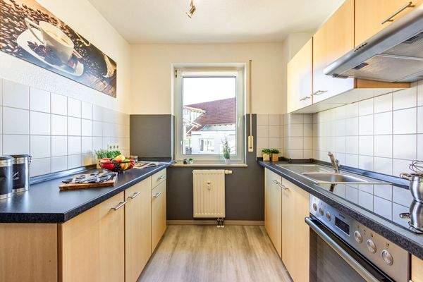 Helle Küche mit viel Arbeitsfläche und Stauraum 