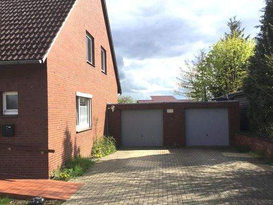 Auffahrt mit Garagen