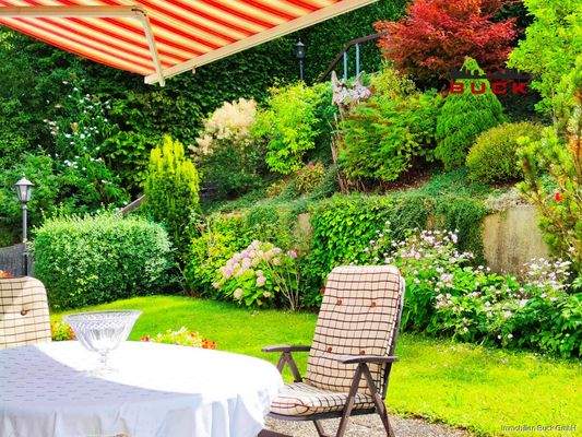 Erdgeschoss Terrasse bei Mittagssonne