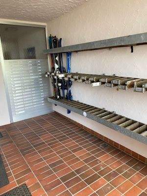 Eingangsbereich mit Ski-Boxen