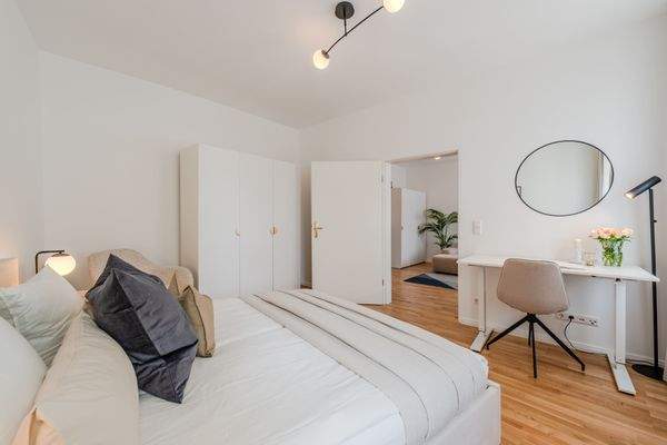 Cozy bedroom with working area Zehlendorf apartment #65-10.jpg