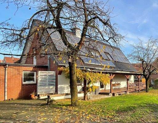 Seitlicher Blick auf das Haus (Gartenseite)