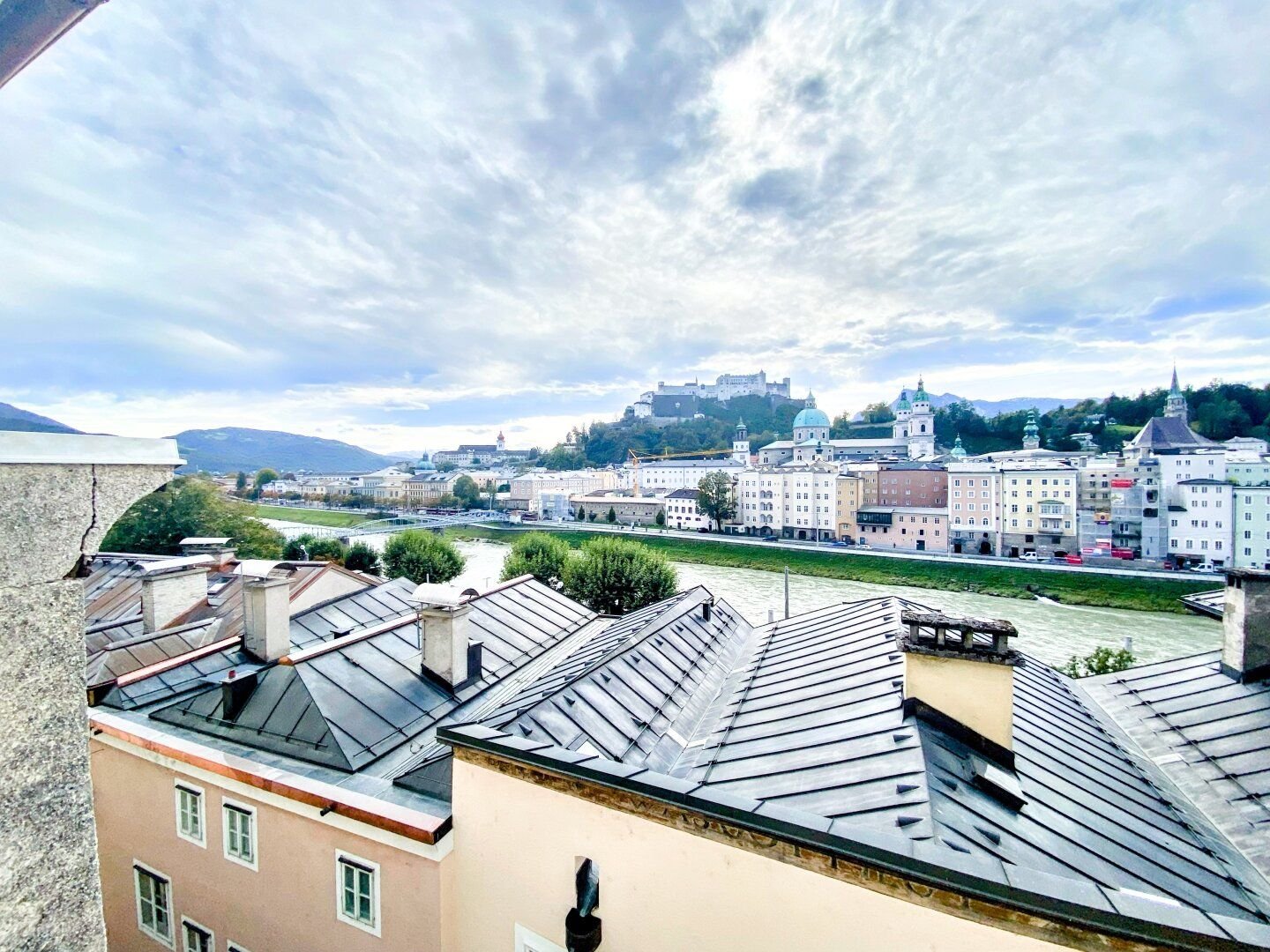 Charmante Altbauwohnung mit modernem Komfort und Panoramablick im Herzen Salzburgs