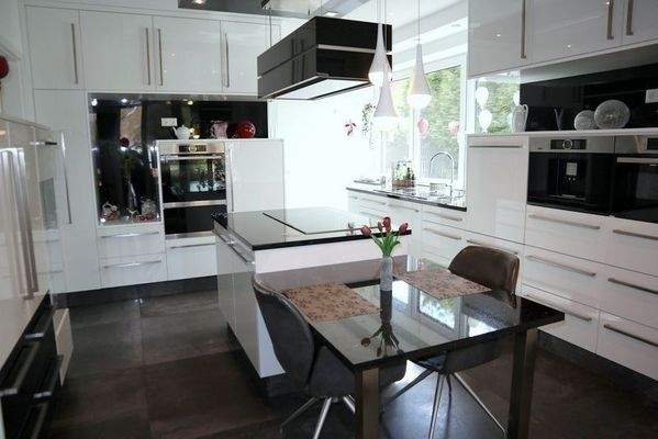 Helle Küche mit ...