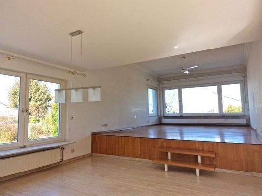 Esszimmer mit Blick ins Wohnzimmer