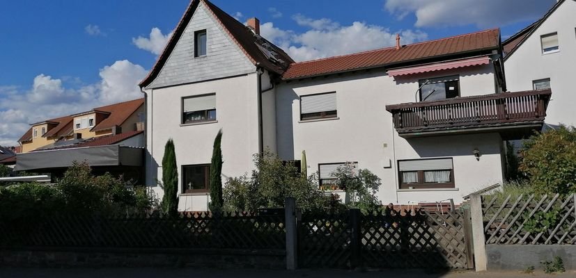 Haus I; linksseitig mit Bilder