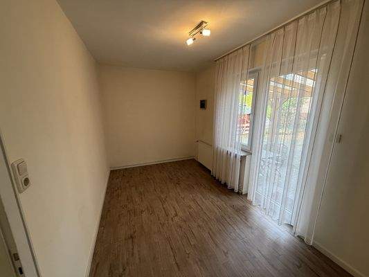 Esszimmer mit Zugang zur Terrasse