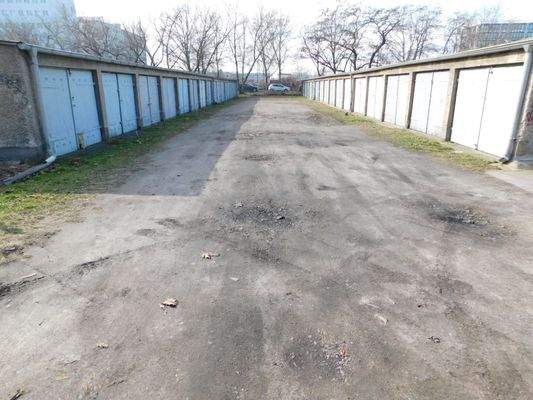 Garagengelände - Mittlerer Gang