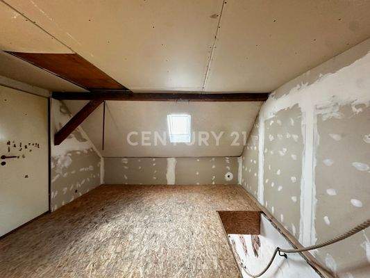 Gemütliche Dachgalerie – ideal als Lese- oder Arbeitsbereich