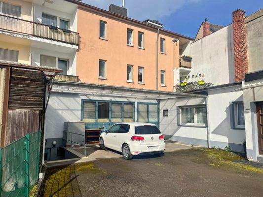 Rückansicht und Stellplatz