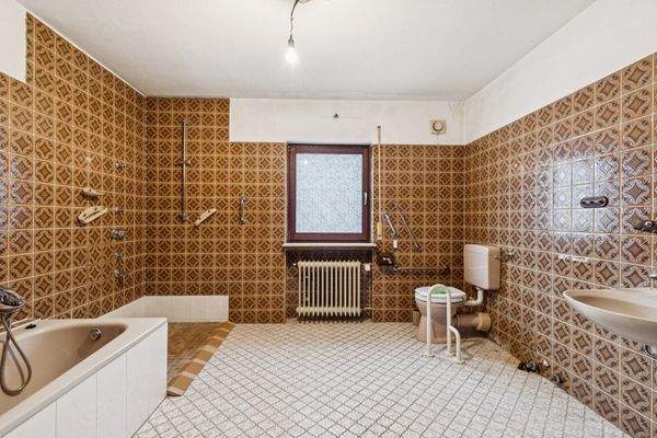 Tageslicht-Bad mit Wanne und Dusche 