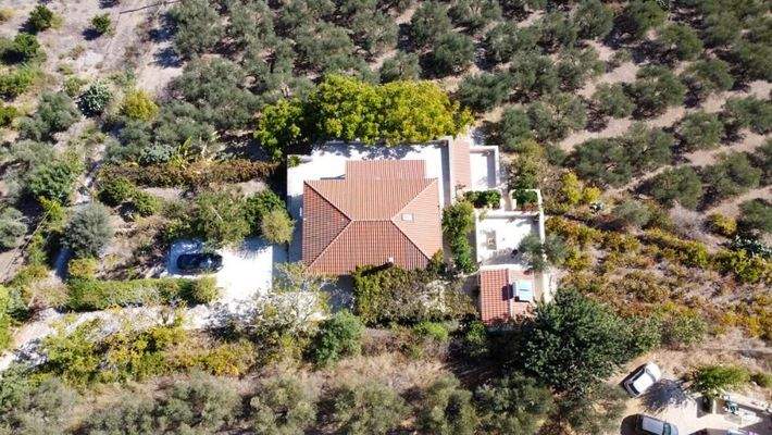 Kreta, Kournas: Malerisches Steinhaus mit bezauberndem See- und Meerblick zu verkaufen