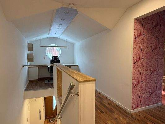 Flur und Büro im Dachgeschoss