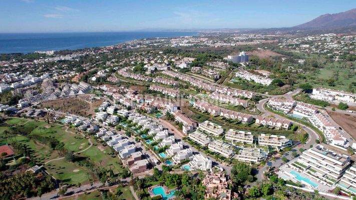 Sea-View Houses in a Boutique Complex in Estepona