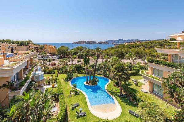 Blick auf die gemeinschaftliche Poollandschaft