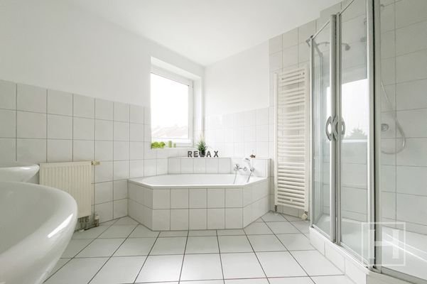 Vollbad mit Dusche im Dachgeschoss