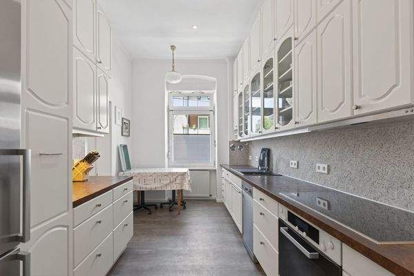 Küche mit Einbauküche