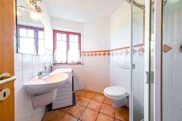 Badezimmer mit Fenster im Obergeschoss