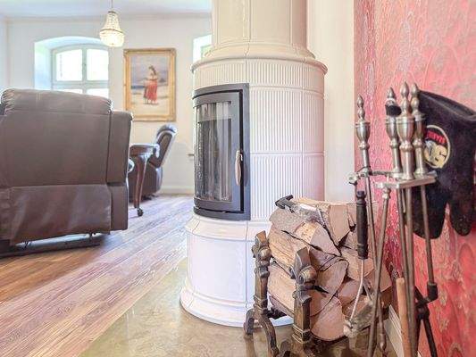 Handwerklich gearbeitete Kachelummantelung am Kamin