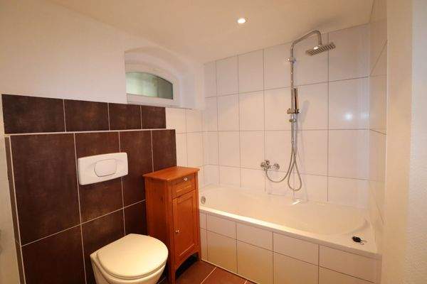 Souterrainwohnung- Badezimmer mit Badewanne 