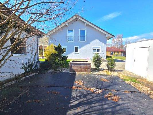 Freisitz zwischen Garage und  Nebengebäude, Ost-Ansicht