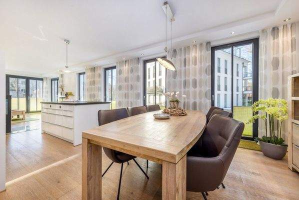 Geradliniger offener Wohn Essbereich mit Küchenins