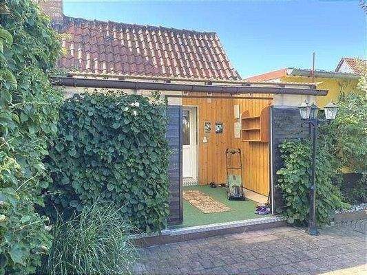 überdachte Terrasse mit Schiebetüren