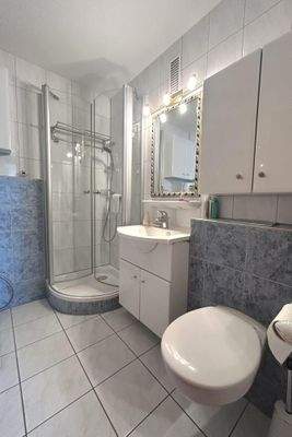 Bad mit Dusche + WM-Anschluss