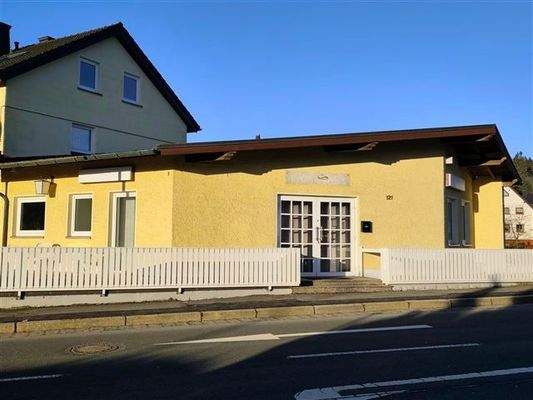 Außenansicht mit Eingang