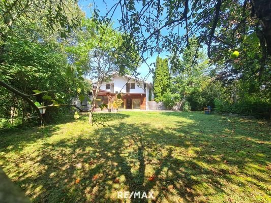 Haus - Außenansicht mit Garten