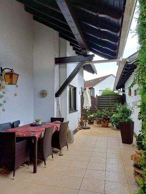 teilüberdachte Terrasse