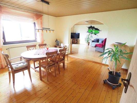 Esszimmer mit Blick ins Wohnzimmer