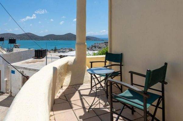 Kreta, Elounda: Charmantes Dorfhaus mit Innenhof und Terrassen mit Meerblick