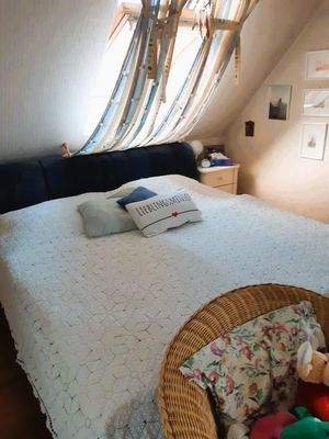 geräumiges Schlafzimmer mit Schrankraum OG