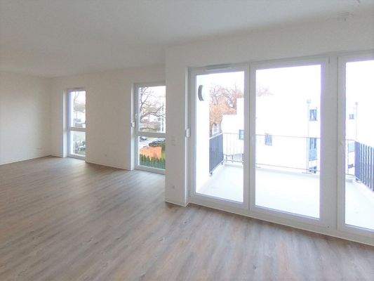 Wohnunbereich mit 2 bodentiefen Fenstern und Essbereich mit 3 bodentiefen Fenstern.JPG