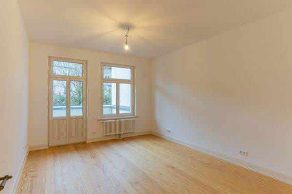 Schlafzimmer mit Zugang zum Balkon