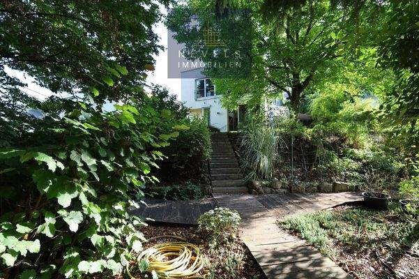 Weg Schwimmteich zum Haus