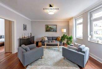 Wohnraum mit großen Fenstern