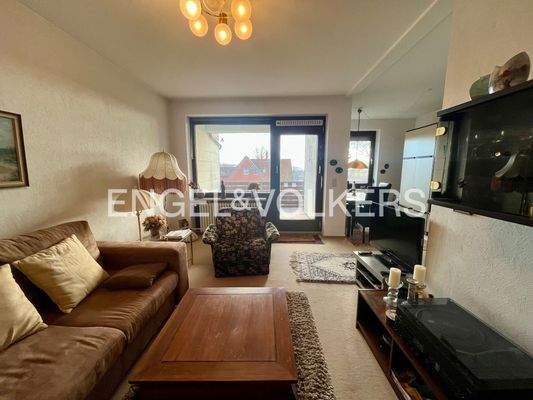 EV - Wohnzimmer mit Zugang zum Balkon