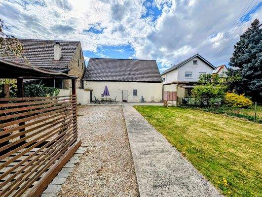 Garten mit Sicht zur Scheune