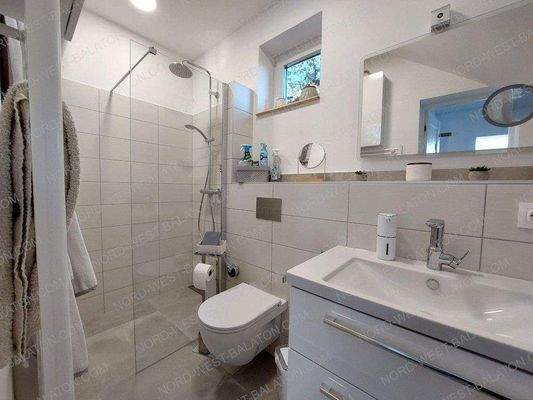 Bad mit Dusche im Erdgeschoss